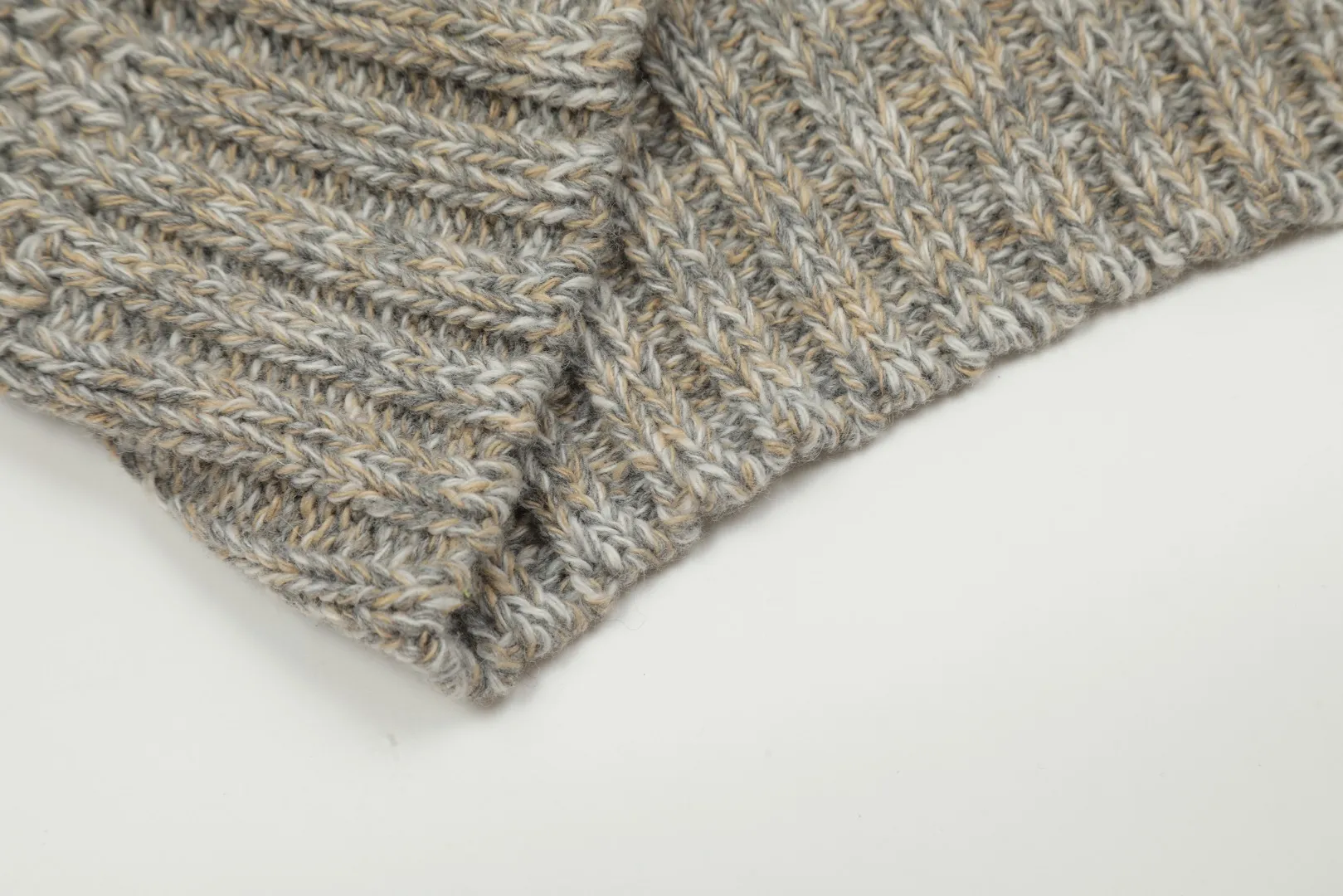 VIVI117# vivienne west wood Queen Mother of the West Vivienne Saturn Heavy-duty multi-needle craft cardigan Heavy original mold opening This truth be told, no one except my family would be willing to make it. The complexity of the weaving pieces is visible to the naked eye. It is time-consuming and labor-intensive. The high-gram weight wool blended garment is substantial. The highest quality in the entire network. Order with confidence - full range of correct accessories. Every detail is completely restored. Directly stretched. Size: S - M - L Color: uniform color